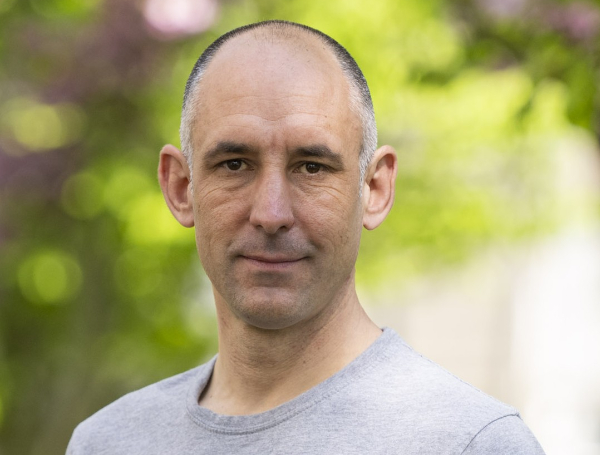 Asier Urio Larrea: "Adimen artifizial sortzaileak eragina izango du eguneroko bizitzako arlo askotan, irakaskuntza-prozesua barne"