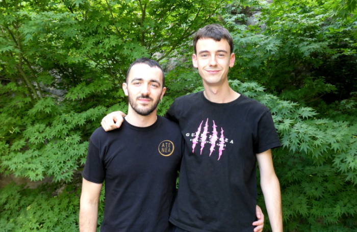 Sugoi Etxarri Zabaleta eta Ulises Domech Villarren lehen planoa. Etxarrik lepotik helduta dauka Ulises.