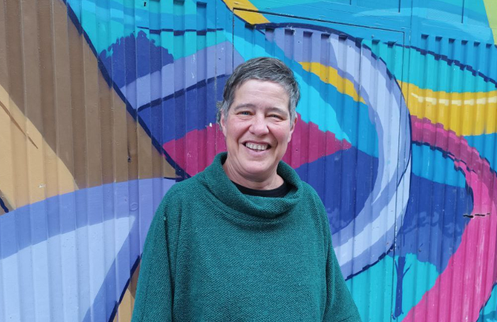 Marta Luxan: "Naturarekin dugun harremanak eta pertsonen artean ditugun harremanek oinarrian sistema zapaltzaile bera dute eta horren aurka egiteko diskurtsoa eta praktika da ekofeminismoa"