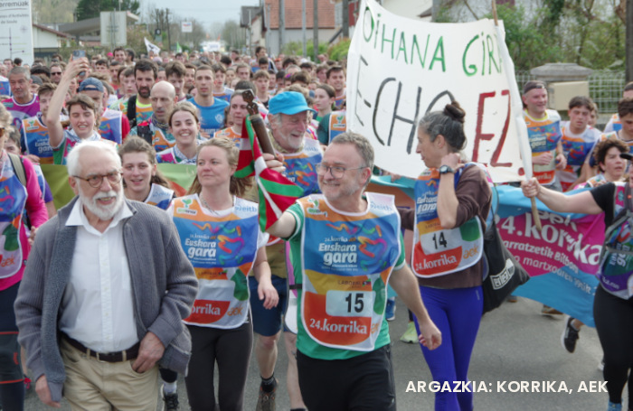 Emilio Lopez Adan eta  Aitor Bengoetxea Alkorta Korrikaren lekukoa eramaten. Korrikako prentsa bulegoak egindako argazkia