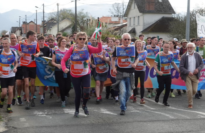 Edurne Alegria Aierdi Korrikaren lekukoa eramaten. 