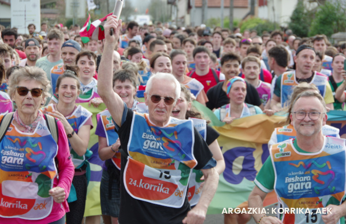  Koldo Gorostiaga Arxalandabaso Korrikaren lekukoa eramaten. Korrikako prentsa bulegoak egindako argazkia. 