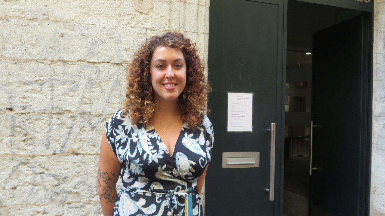 Yasmine Khris Maansri; "Kolonialismoa iraganeko etapa gisa irudikatzen dugu, halere orainak erakutsi digu oso presentea dela"
